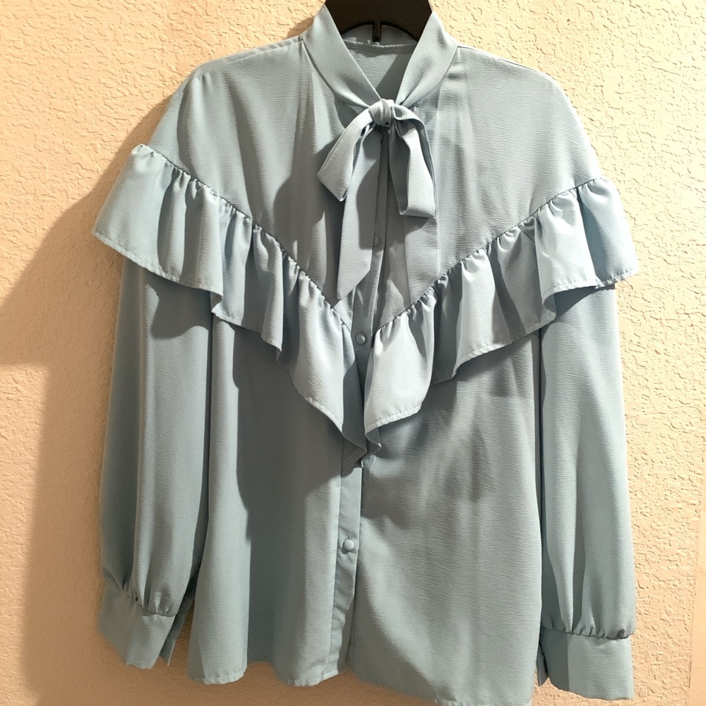 Chico’s pale pink polka dot ruffled long sleeve v neck blouse size 2 large